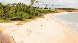 Praia de Cumuruxatiba. Crédito: Divulgação/cumuruxatibabahia.com Praia de Cumuruxatiba. Crédito: Divulgação/cumuruxatibabahia.com