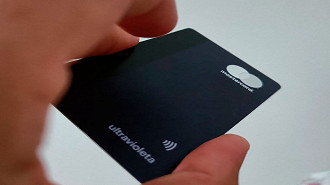 Nubank oferece cartões Mastercard. Na foto um cartão Ultravioleta do Nu - Divulgação
