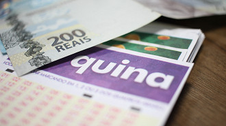 Os números da Quina saem a partir das 21 horas e outros detalhes da premiação serão divulgados pelas Loterias Caixa ao longo da noite, após a apuração dos resultados. Créditos: DesenvolveWeb.