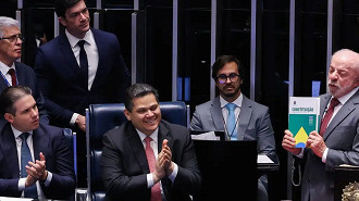 O presidente do Senado, Davi Alcolumbre, Presidente da Câmara dos Deputados, Hugo Motta e Presidente, Luiz Inácio Lula da Silva, durante promulgação da Proposta de Emenda à Constituição (PEC 221). Créditos: Lula Marques/Agência Brasil.